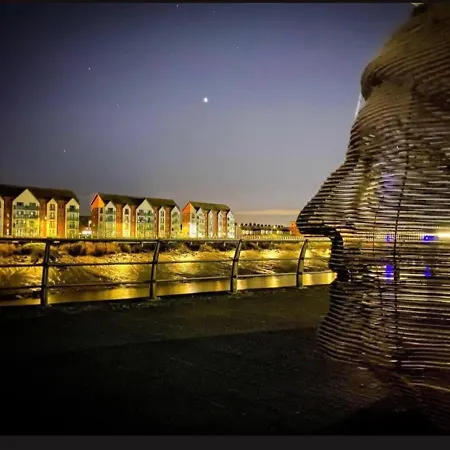 Luxury Riverside 2 Bedroomed Apartment With Balcony Newport  Exterior photo