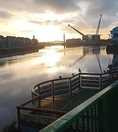 Luxury Riverside 2 Bedroomed Apartment With Balcony Newport  Exterior photo