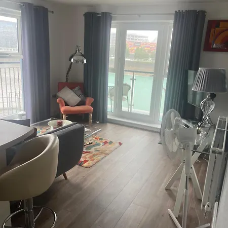 Luxury Riverside 2 Bedroomed Apartment With Balcony Newport  Exterior photo
