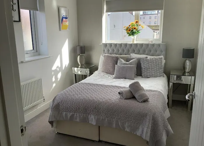 Luxury Riverside 2 Bedroomed Apartment With Balcony