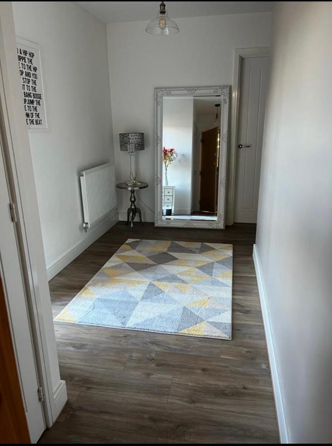 Luxury Riverside 2 Bedroomed With Balcony Apartment *