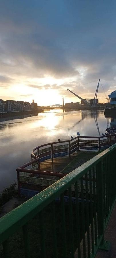 Luxury Riverside 2 Bedroomed With Balcony *