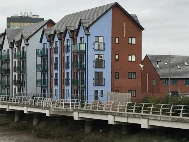 Luxury Riverside 2 Bedroomed With Balcony Newport (Gwent)
