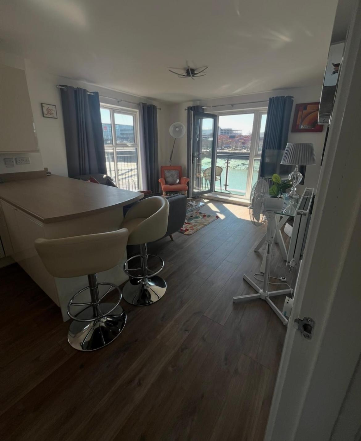 Apartment Luxury Riverside 2 Bedroomed With Balcony *
