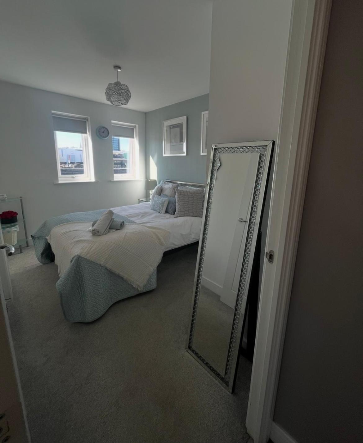 Luxury Riverside 2 Bedroomed With Balcony Apartment Newport (Gwent)