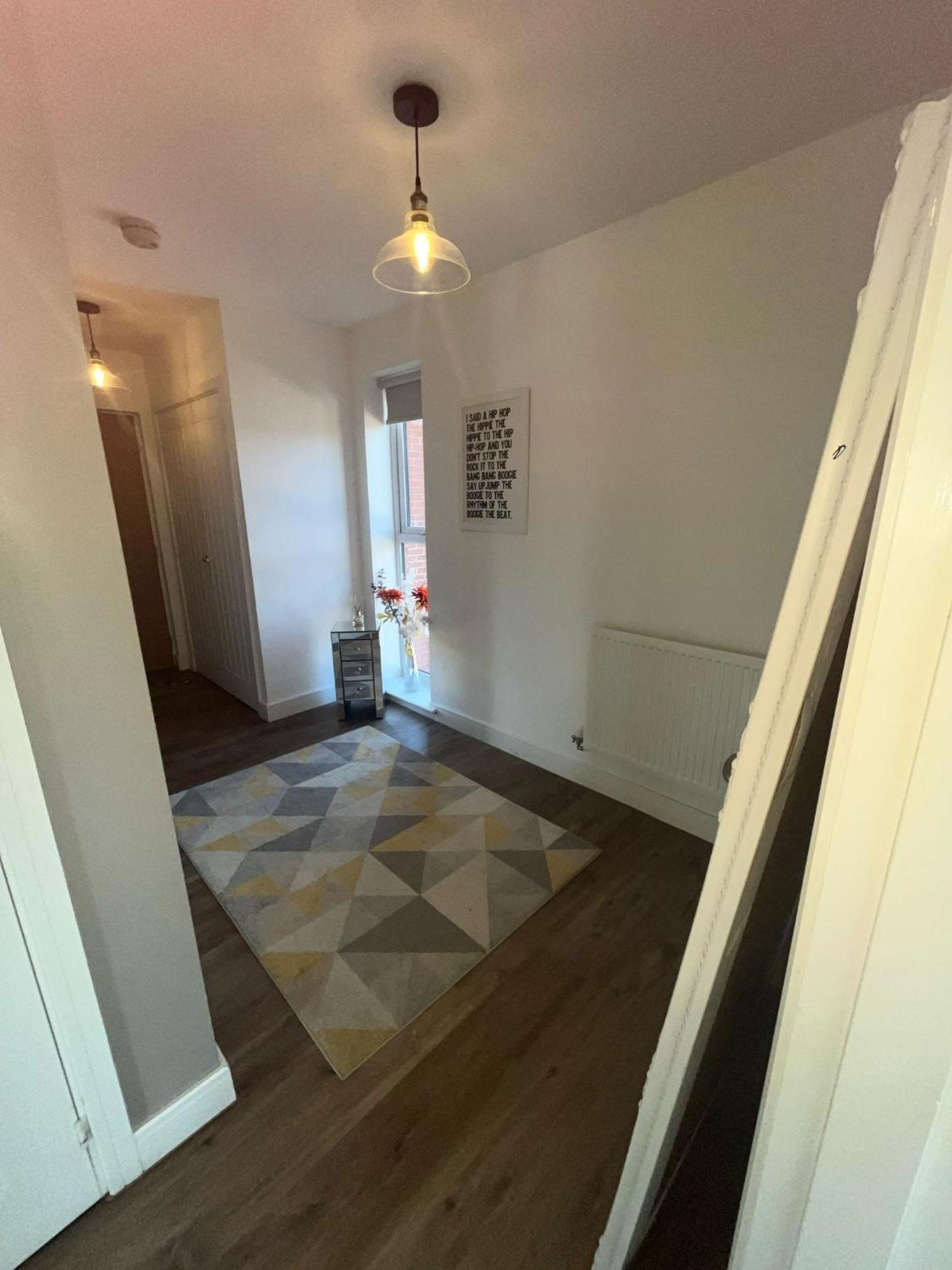 Apartment Luxury Riverside 2 Bedroomed With Balcony *