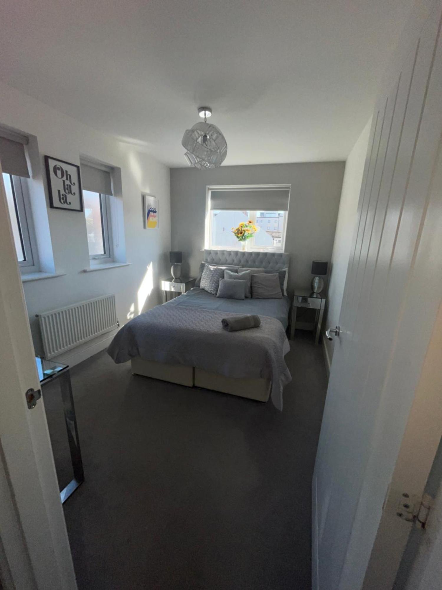 Apartment Luxury Riverside 2 Bedroomed With Balcony
