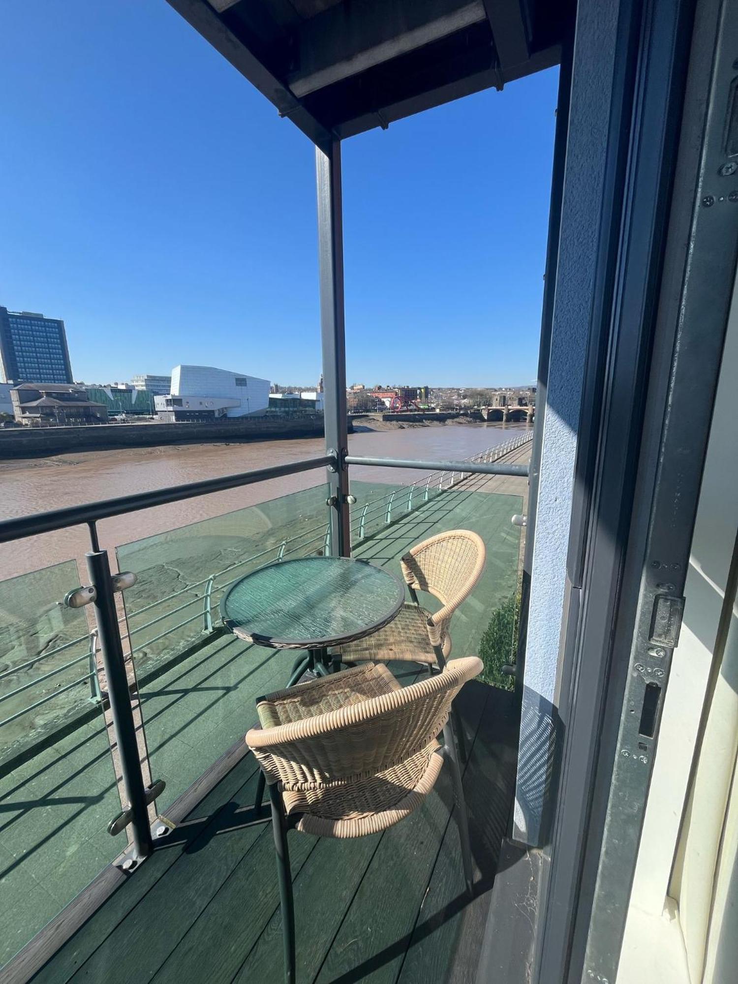 Luxury Riverside 2 Bedroomed With Balcony Newport (Gwent)