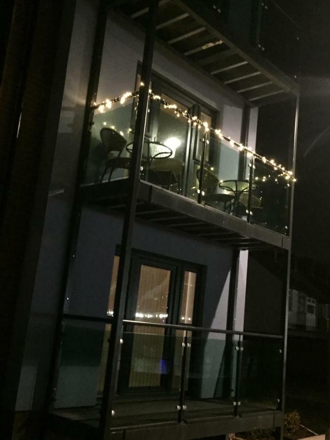Luxury Riverside 2 Bedroomed With Balcony *