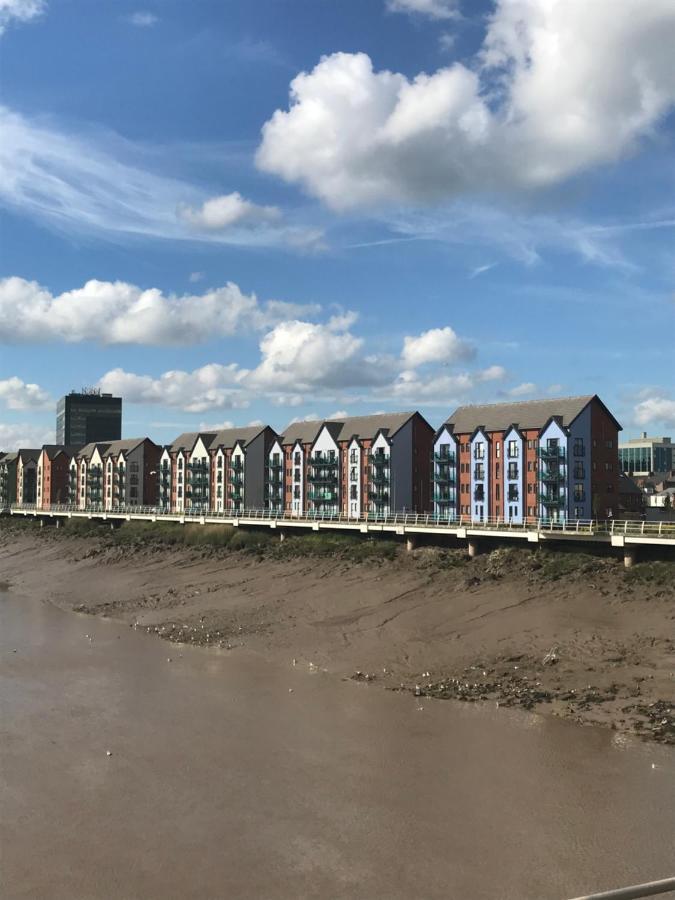 Luxury Riverside 2 Bedroomed With Balcony Apartment *